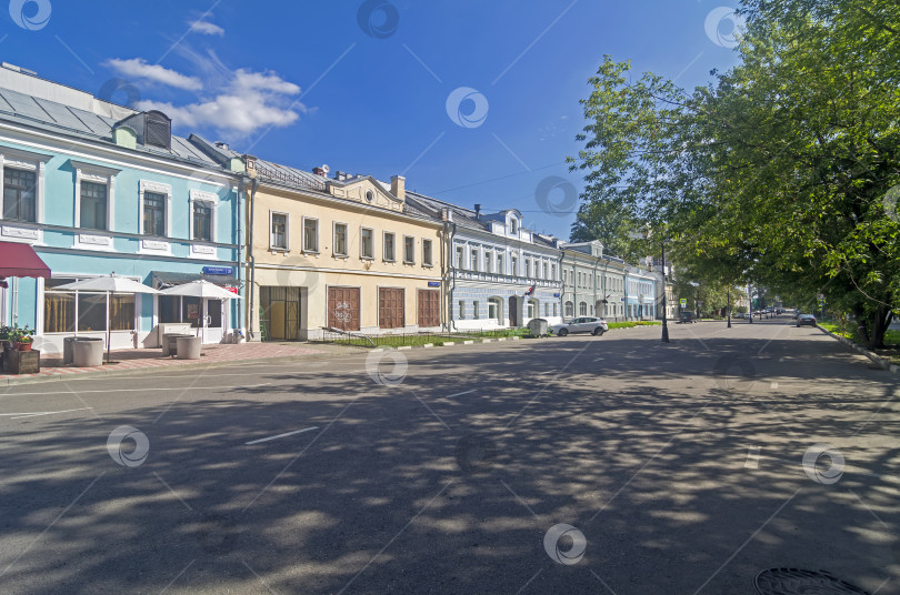 Скачать Кружевные тени на тротуаре. Старая улица в Москве. фотосток Ozero
