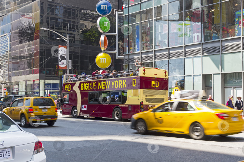 Скачать Экскурсионный автобус под рекламной вывеской M&M's chocola фотосток Ozero