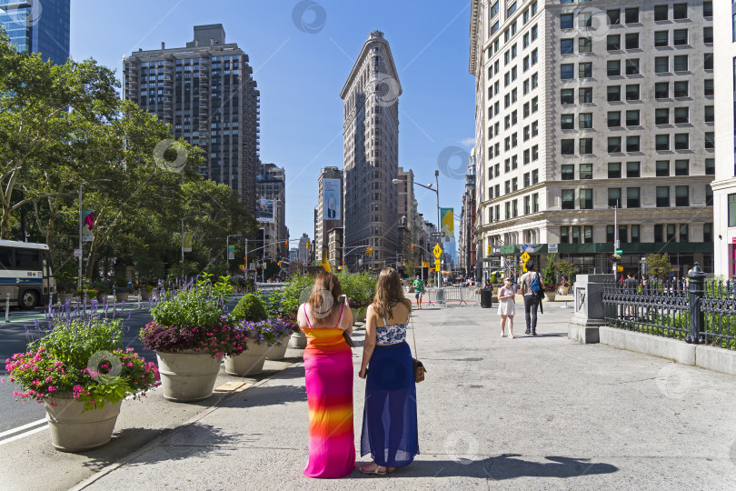 Скачать Туристы на Пятой авеню фотографируют здание Flatiron Building фотосток Ozero