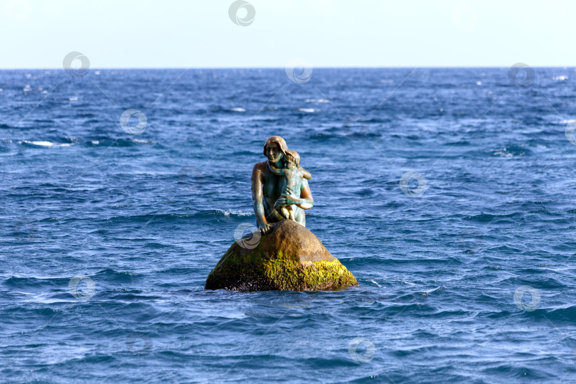 Скачать Кореиз, Россия - Сентябрь 29,2020: Скульптура русалочки с ребенком в море фотосток Ozero