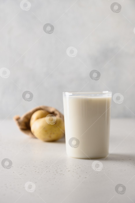 Скачать Веганское картофельное молоко в стакане, заменитель молока на растительной основе. фотосток Ozero