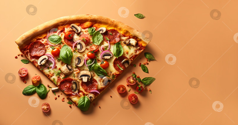 Скачать Кусочек веганской пиццы, выделенный на цветном фоне. Вид сверху на кусочек вегетарианской пиццы с соевой колбасой, грибами, веганским сыром, помидорами черри, красным луком и свежим базиликом. Баннер для пиццы, место для копирования фотосток Ozero