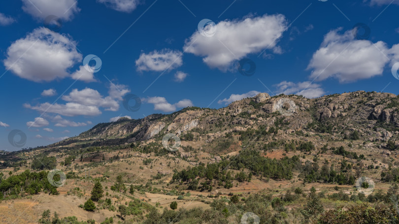 Скачать Горный хребет на фоне голубого неба и облаков. фотосток Ozero