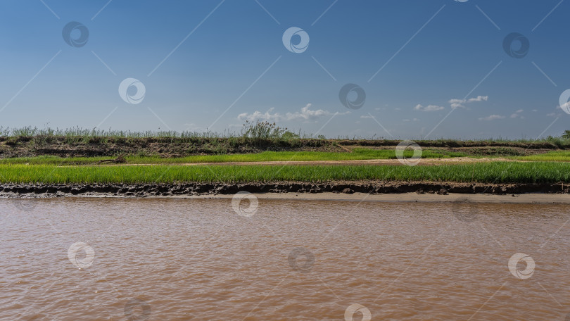 Скачать Река с красно-оранжевой водой. фотосток Ozero