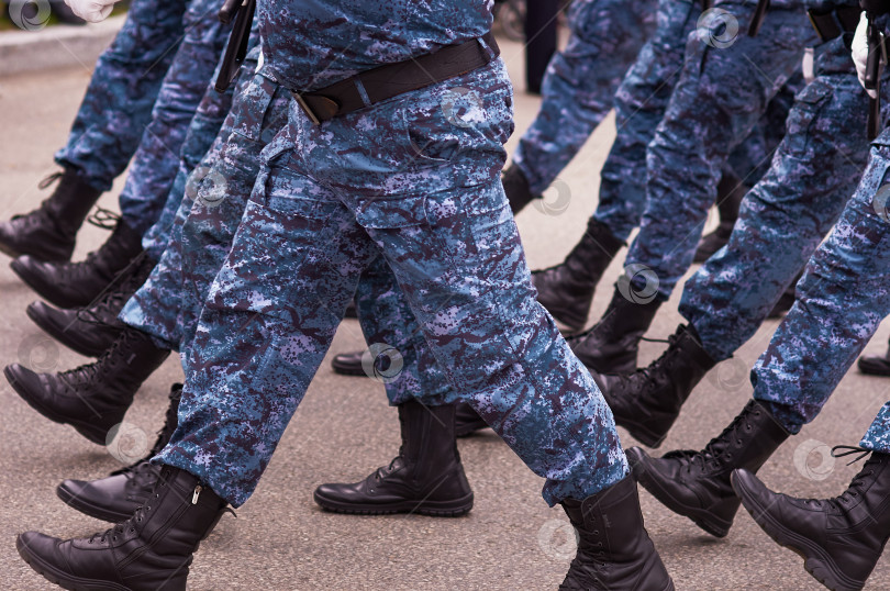 Скачать Солдаты маршируют на параде в День Победы. Этап строительства крупным планом. фотосток Ozero