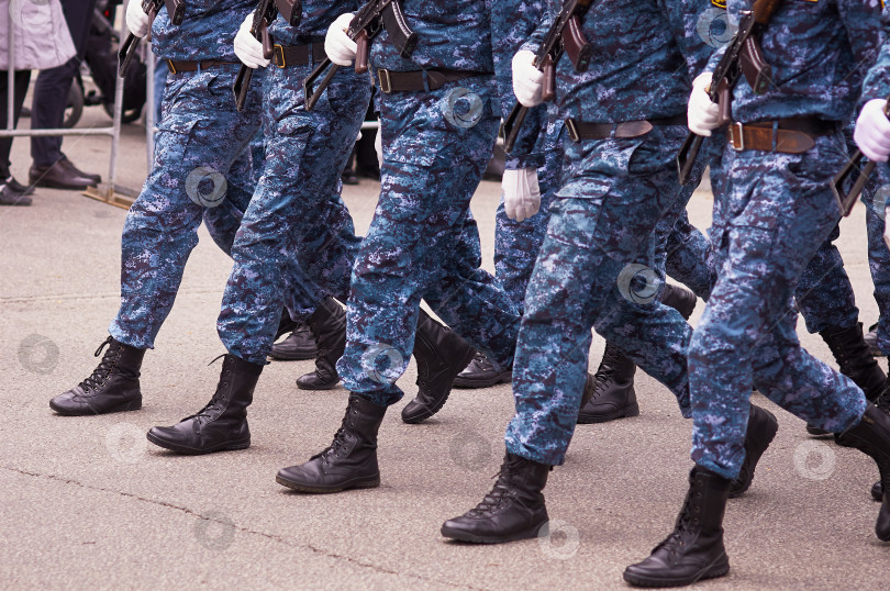 Скачать Солдаты маршируют на параде в День Победы. Этап строительства крупным планом. фотосток Ozero