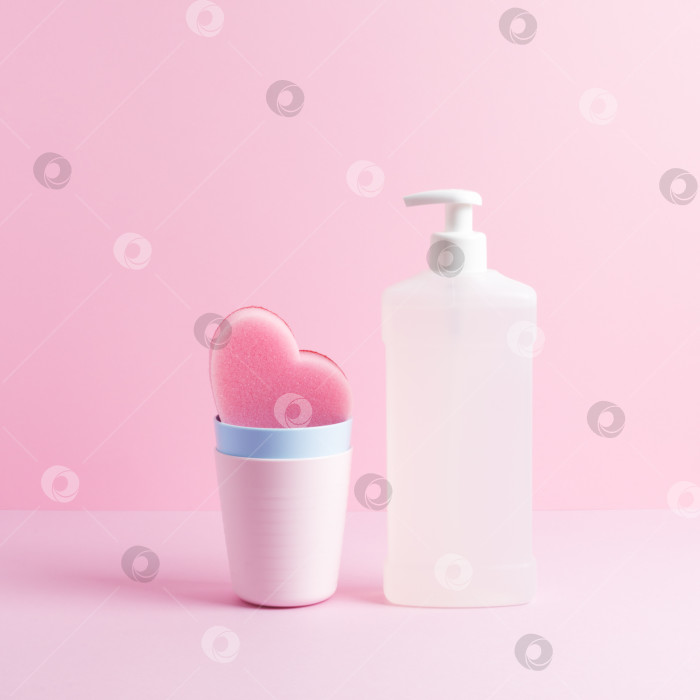 Скачать Моющее средство, губка и чистая пластиковая посуда на розовом фоне, квадратная композиция. фотосток Ozero