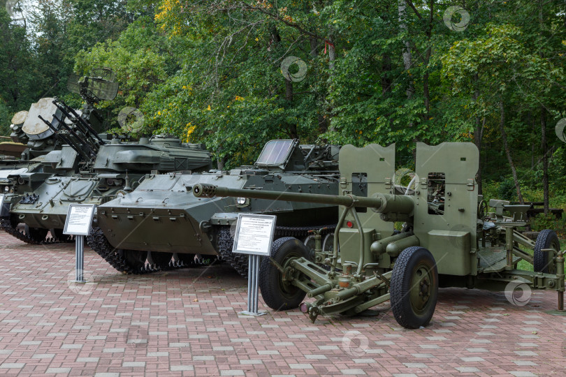 Скачать Свенское, Россия - 06 сентября 2019: Мемориальный комплекс Брянских партизан с военной техникой фотосток Ozero