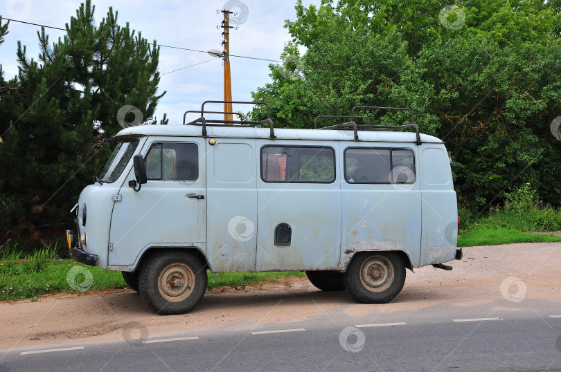 Скачать Автомобиль с багажником на крыше и перегруженной задней частью на обочине дороги фотосток Ozero