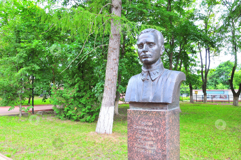 Скачать Памятник герою Советского союза Солнцеву Сергею Ивановичу в городе Руза фотосток Ozero