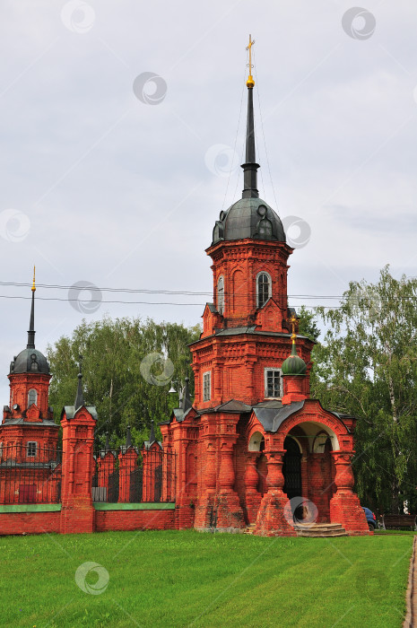 Скачать Башни центрального входа в Волоколамский кремль из красного кирпича с куполами и крестами фотосток Ozero