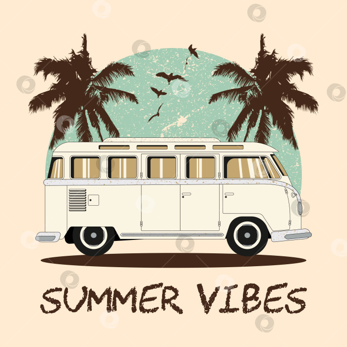 Скачать Ретро-пляжный фургон с принтом на футболке. Летний дизайн с автомобилем, пальмой и слоганом "Летние флюиды". Лонг-Бич и Гавайи. Плоская иллюстрация. фотосток Ozero