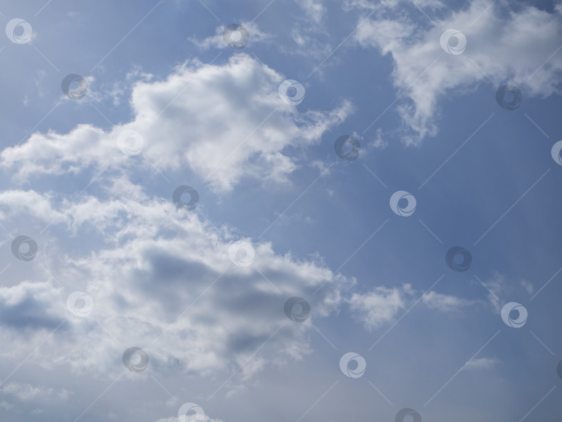 Скачать Облачное небо. Облака, освещенные солнцем на серо-голубом небе фотосток Ozero
