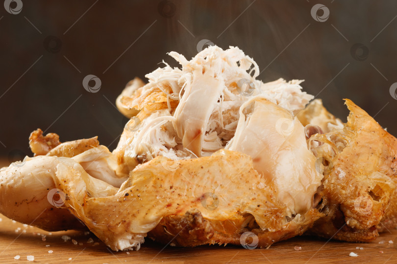 Скачать Курица, запеченная на деревянной доске на пару. фотосток Ozero