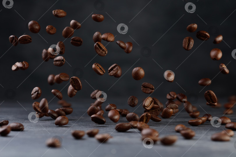 Скачать Парящие кофейные зерна. фотосток Ozero