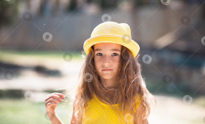 Скачать Крупный план летнего портрета девушки в желтой шляпке и сарафане. Солнечное летнее время, свобода, фотосток Ozero