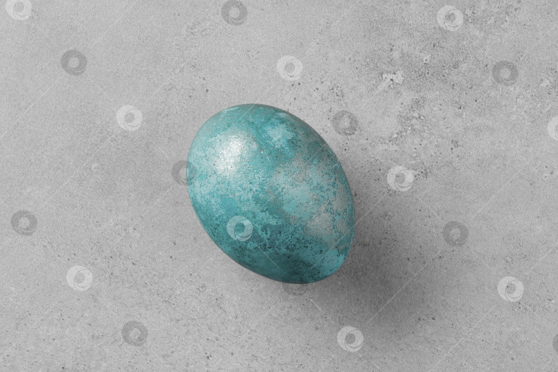 Скачать Зеленое мраморное пасхальное яйцо на сером фоне. фотосток Ozero