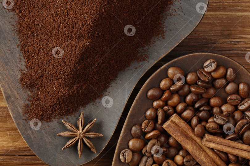 Скачать Кофейные зерна, корица и звездчатый анис на деревянном фоне. фотосток Ozero