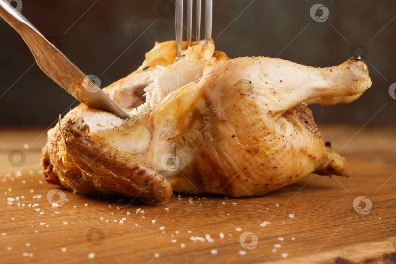Скачать Жареная курица на деревянной доске. фотосток Ozero