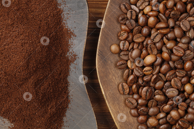 Скачать Кофейные зерна разной обжарки и молотый кофе в деревянных тарелках. фотосток Ozero
