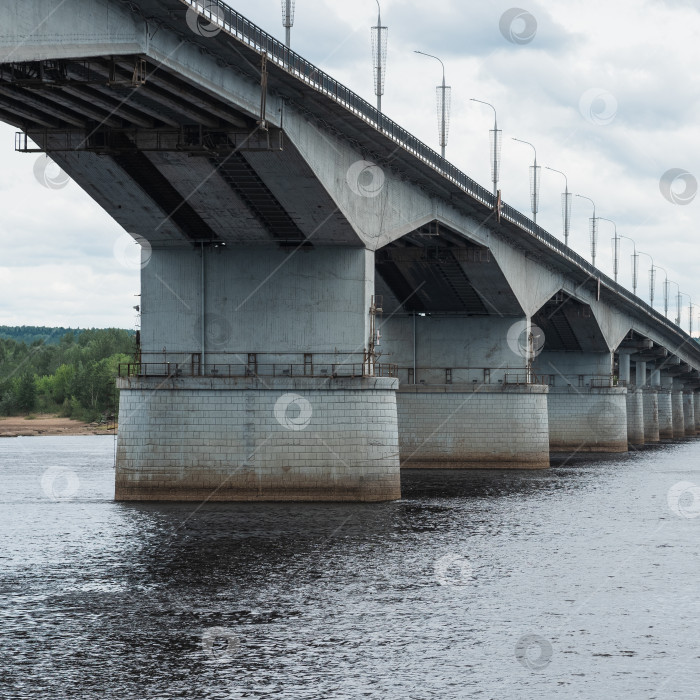 Скачать бетонный автомобильный мост через реку фотосток Ozero