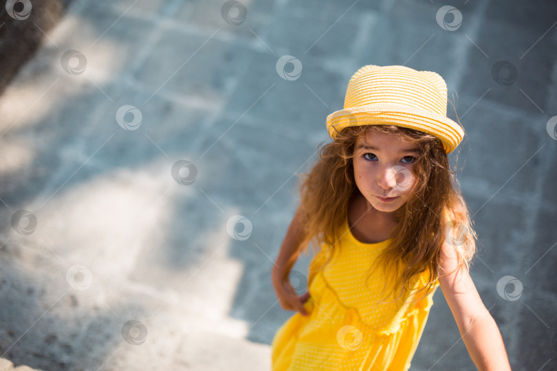 Скачать Крупный план летнего портрета девушки в желтой шляпке и сарафане. Солнечное летнее время, свобода, фотосток Ozero
