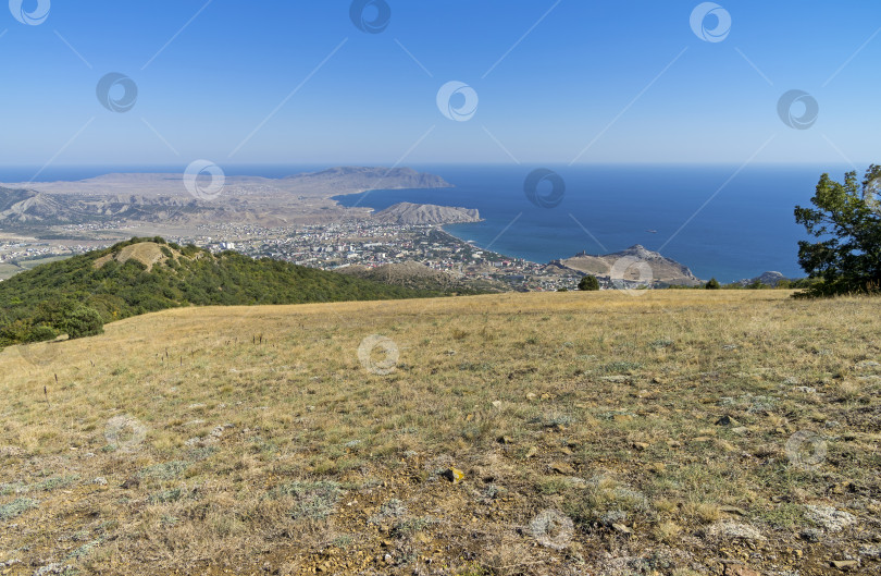 Скачать Вид на крымское побережье с вершины горы. фотосток Ozero