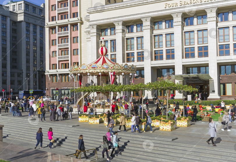 Скачать Карусель на Манежной площади. Москва, Россия. фотосток Ozero