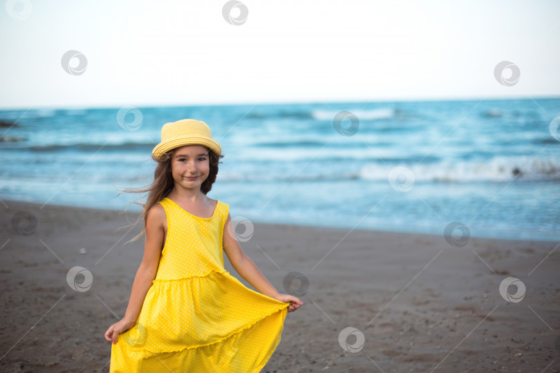 Скачать Портрет девушки на берегу моря. Ребенок наслаждается волнами, отдыхом на пляже, путешествиями. фотосток Ozero