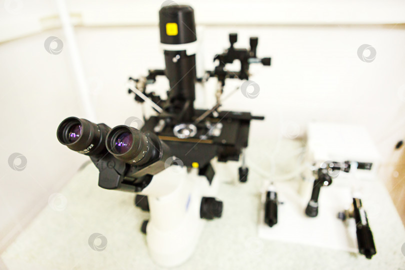Скачать Микроскоп и оптическое оборудование в лаборатории клиники искусственного оплодотворения. Изобретение вакцины, ЭКО. Анализы, оплодотворение яйцеклетки. фотосток Ozero