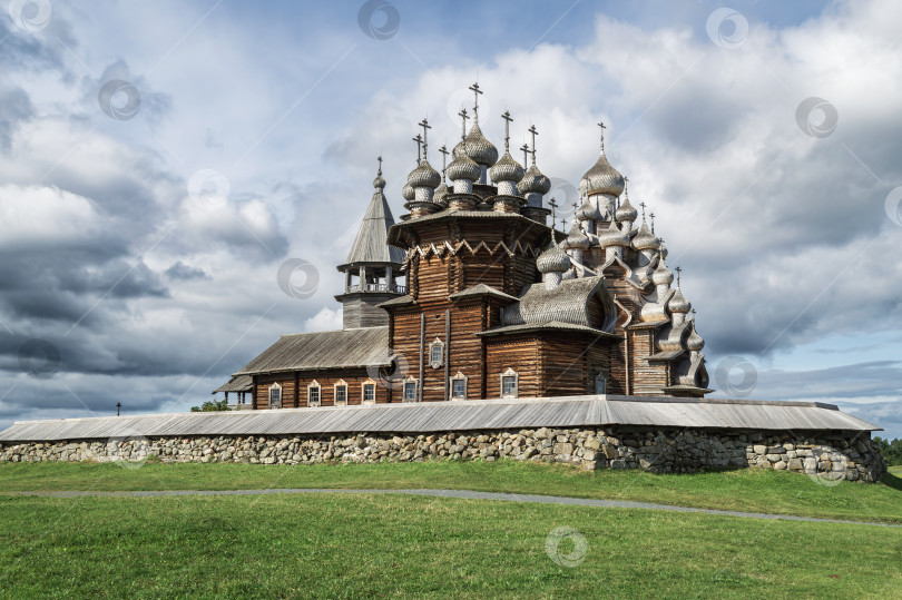 Скачать Архитектурный деревянный ансамбль на острове Кижи. фотосток Ozero