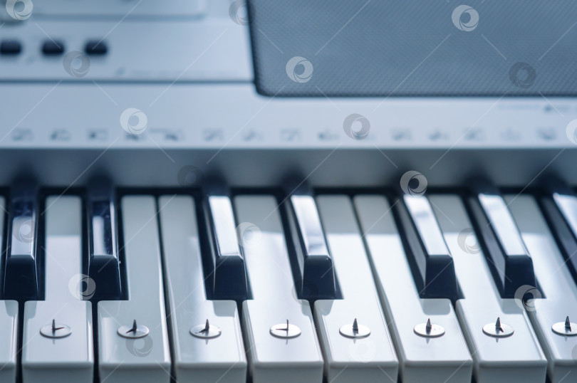 Скачать Клавиатура пианино крупным планом. Ряд кнопок для рисования расположен на клавишах электронного синтезатора. фотосток Ozero