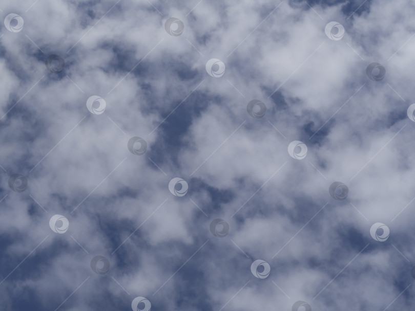 Скачать Ярко-голубое небо с облаками, естественный красивый фон. Мягкий дневной свет. Фотография с пустым пространством для текста и оформления фотосток Ozero