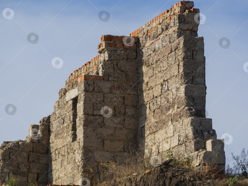 Скачать Фрагмент стены развалин здания на фоне неба. фотосток Ozero