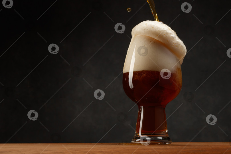 Скачать Темно-Янтарное Пиво С Высокой Пеной. фотосток Ozero