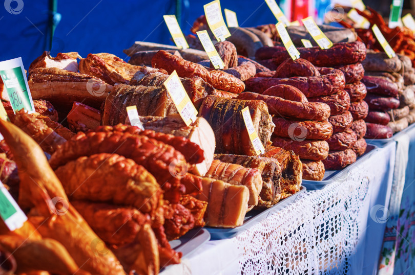 Скачать Мясные и колбасные изделия на прилавке местного рынка утром. фотосток Ozero