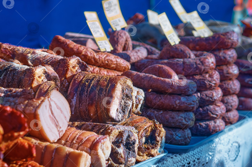 Скачать Мясные и колбасные изделия на прилавке местного рынка утром. фотосток Ozero