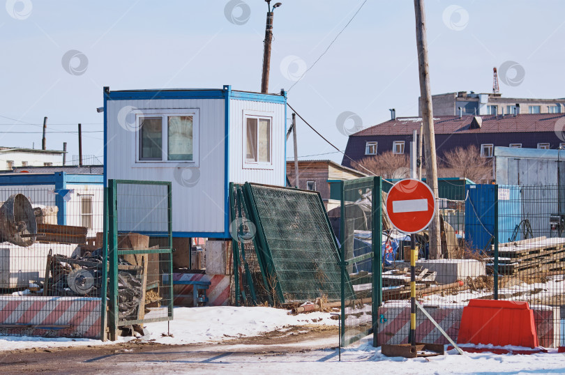 Скачать Въезд на строительную площадку с постом охраны, ограждением, воротами, запрещающим знаком. фотосток Ozero