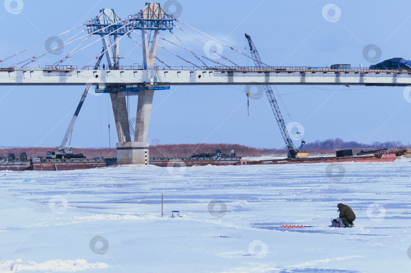 Скачать Строительство нового вантового моста зимой. фотосток Ozero