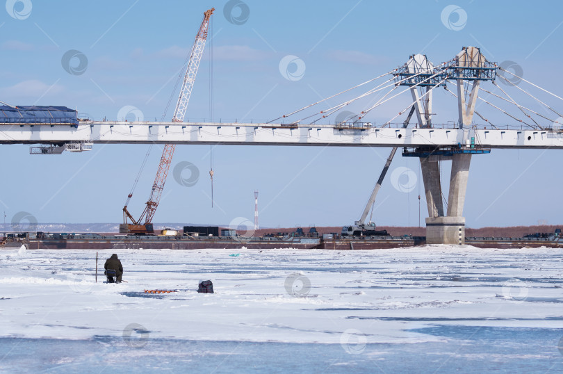 Скачать Строительство нового вантового моста зимой. фотосток Ozero