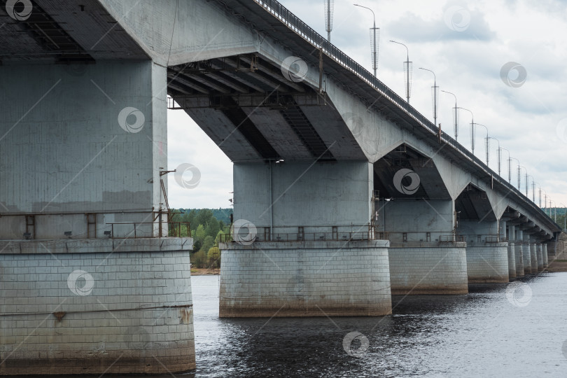 Скачать бетонный автомобильный мост через реку фотосток Ozero