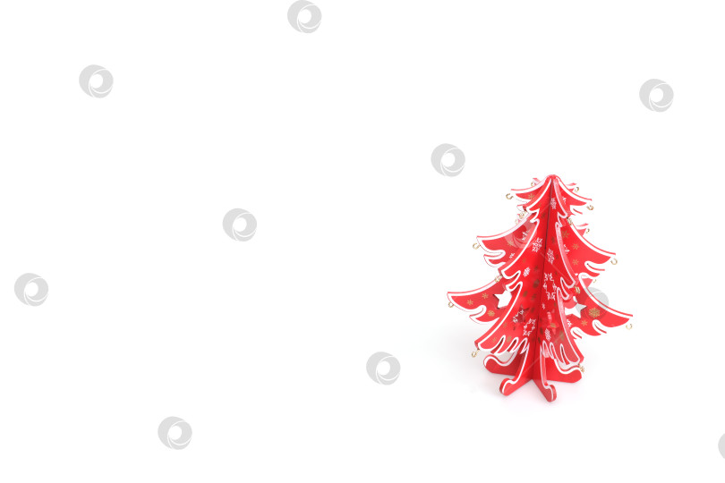 Скачать Красная деревянная рождественская елка, изолированная на белом фоне фотосток Ozero