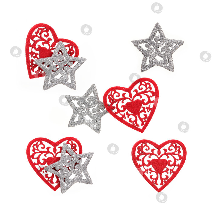 Скачать Красное декоративное рождественское фетровое сердечко и серебряная звезда, выделенные на белом фоне фотосток Ozero