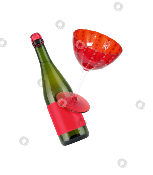 Скачать Рождественская композиция с бутылкой шампанского и красным бокалом, выделенными на белом фоне. Элемент дизайна с контуром отсечения фотосток Ozero