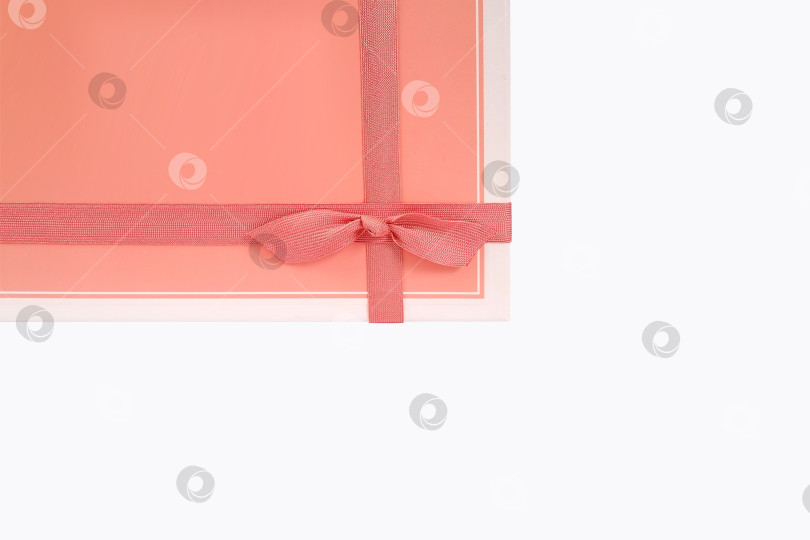 Скачать Розовая подарочная коробка, выделенная на белом фоне фотосток Ozero