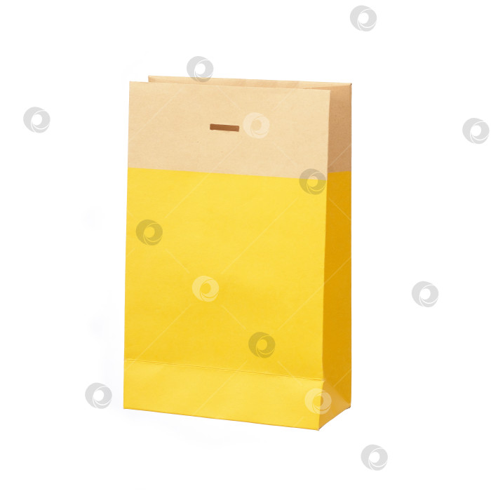 Скачать Желтый бумажный пакет, выделенный на белом фоне фотосток Ozero
