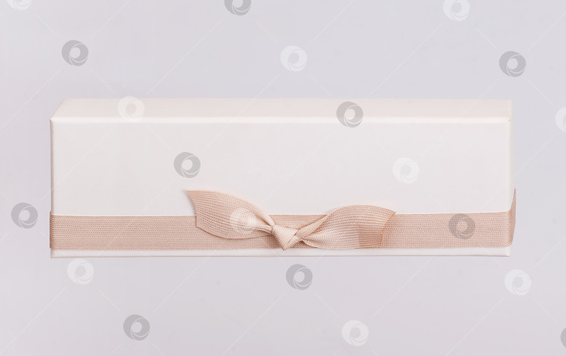 Скачать Подарочная коробка с бантом, выделенным на белом фоне фотосток Ozero