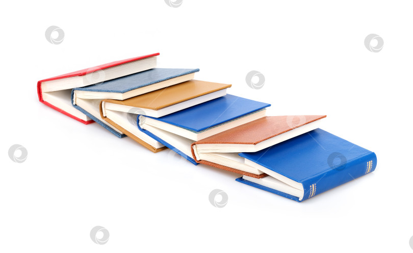 Скачать Стопка красных, синих, желтых и коричневых книг, выделенных на белом фоне фотосток Ozero