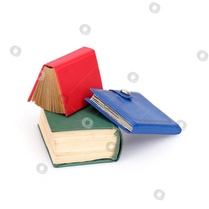 Скачать Стопка красных, зеленых и синих книг, выделенных на белом фоне фотосток Ozero