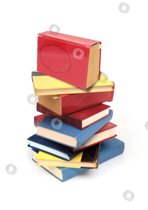 Скачать Стопка книг в цветных обложках, выделенных на белом фоне фотосток Ozero